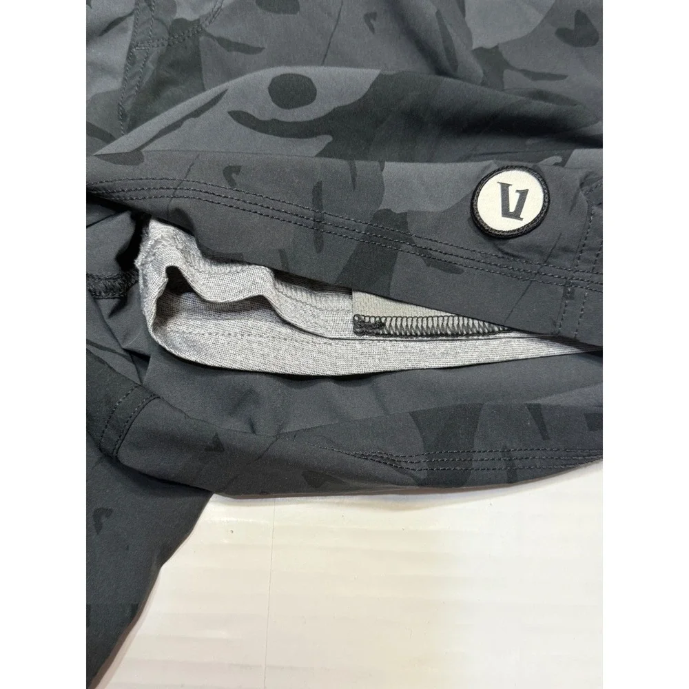 Vuori Kore Shorts Mens Large Charcoal Black Tropical Leaf Print Lined Athletic